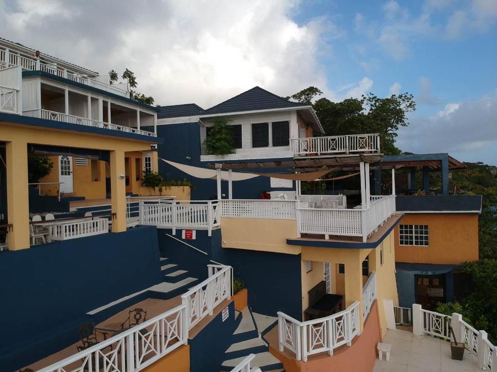 Rõdu või terrass majutusasutuses Moxons Beach Club