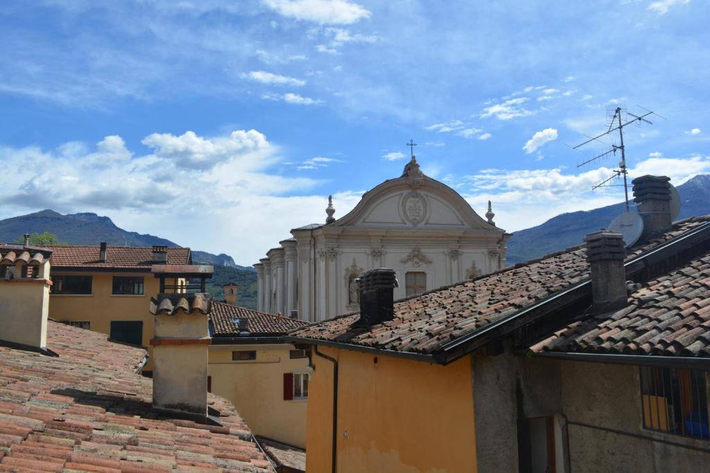 un bâtiment avec une horloge au sommet des toits dans l'établissement Alle Porte, à Riva del Garda