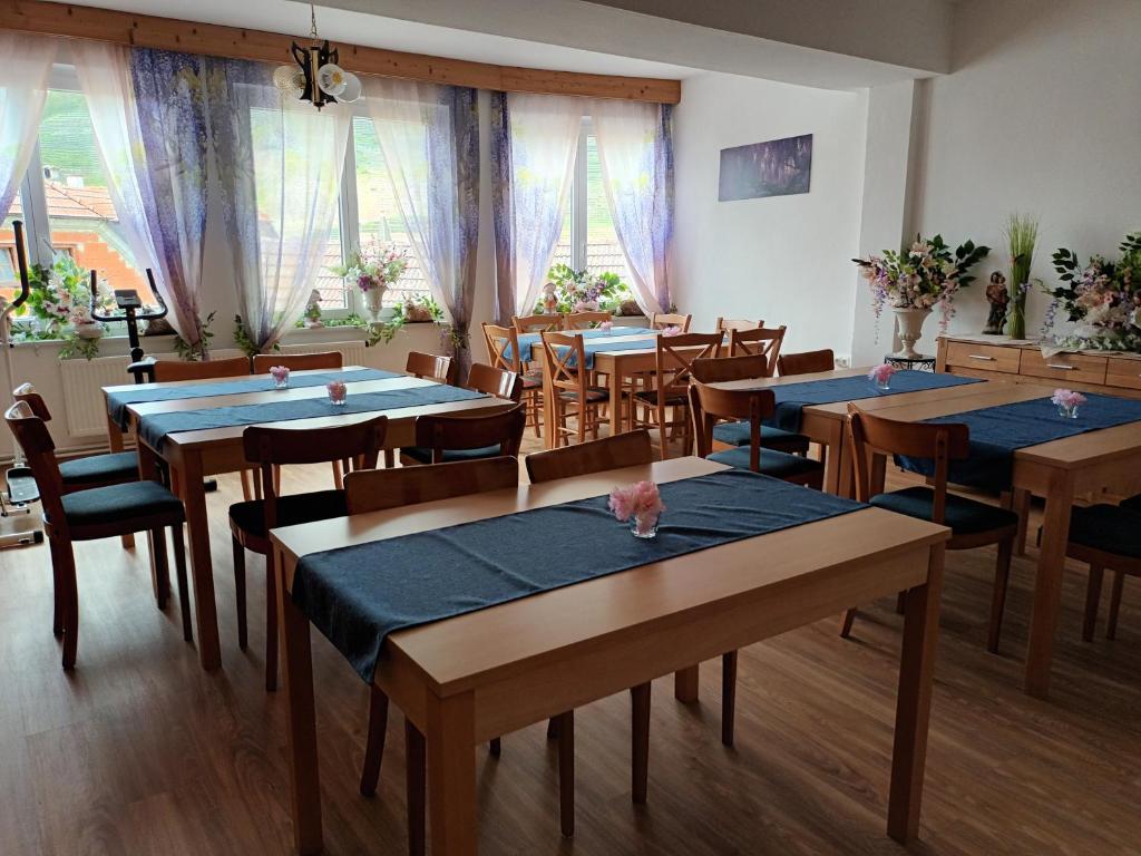 Reštaurácia alebo iné gastronomické zariadenie v ubytovaní Gästehaus-Pension Familie Dwars