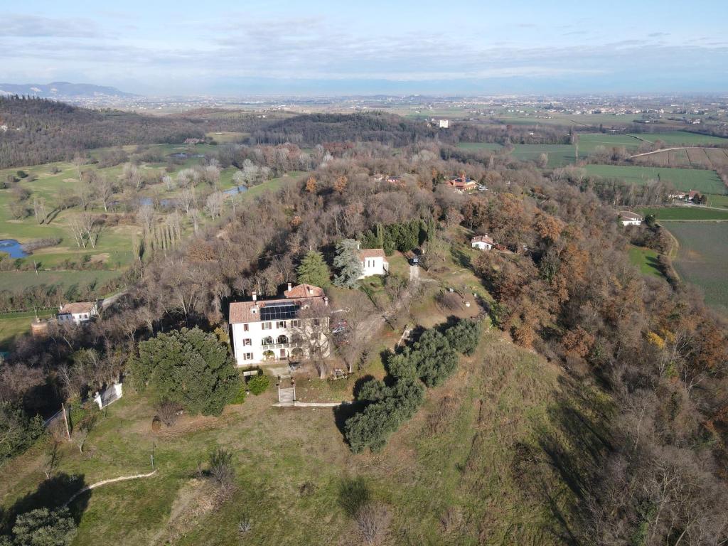 una vista aérea de una casa en una colina en Villa Marani, en Rovolon