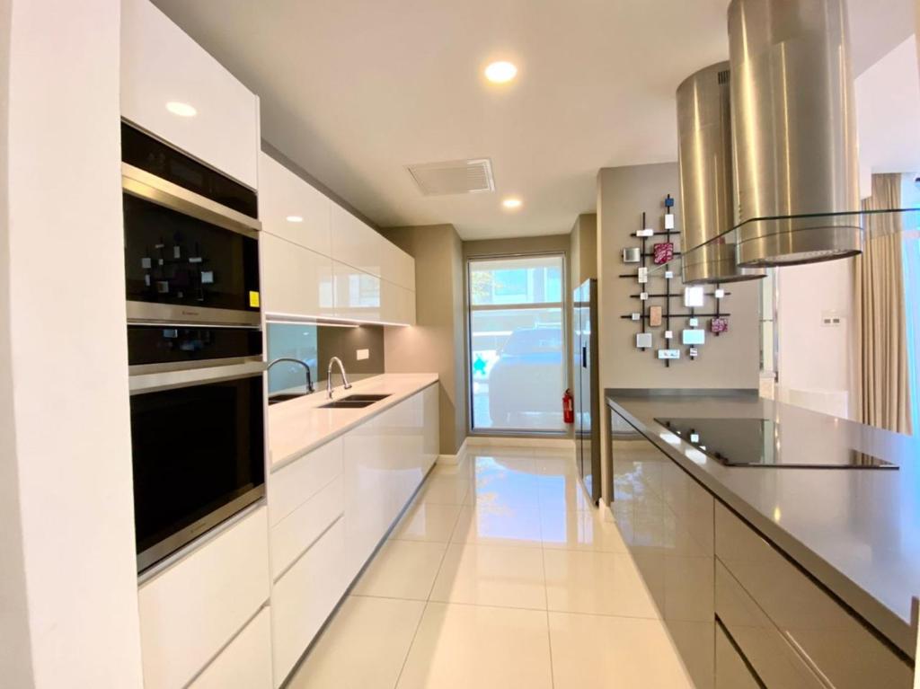 Kuchyň nebo kuchyňský kout v ubytování Merissa Luxury Villa - Private Pool Langkawi
