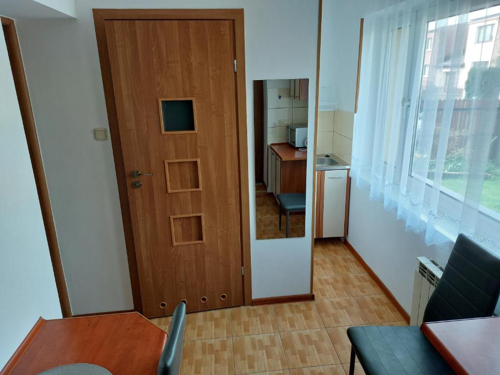 a room with a door and a table and a desk at Apartament Muszelka in Puck
