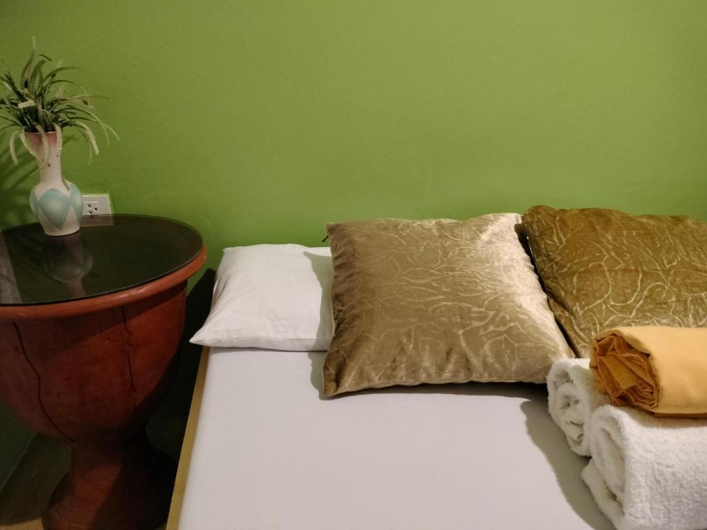 uma cama com duas almofadas e uma mesa num quarto em Casas del Salvador (Airbnb) Private Room #9 em Valencia