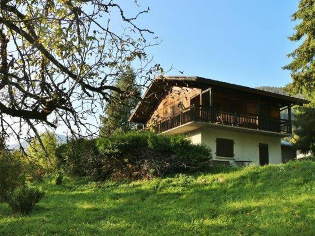uma casa no topo de uma colina relvada em Chalet Samoëns, 5 pièces, 8 personnes - FR-1-629-103 em Samoëns