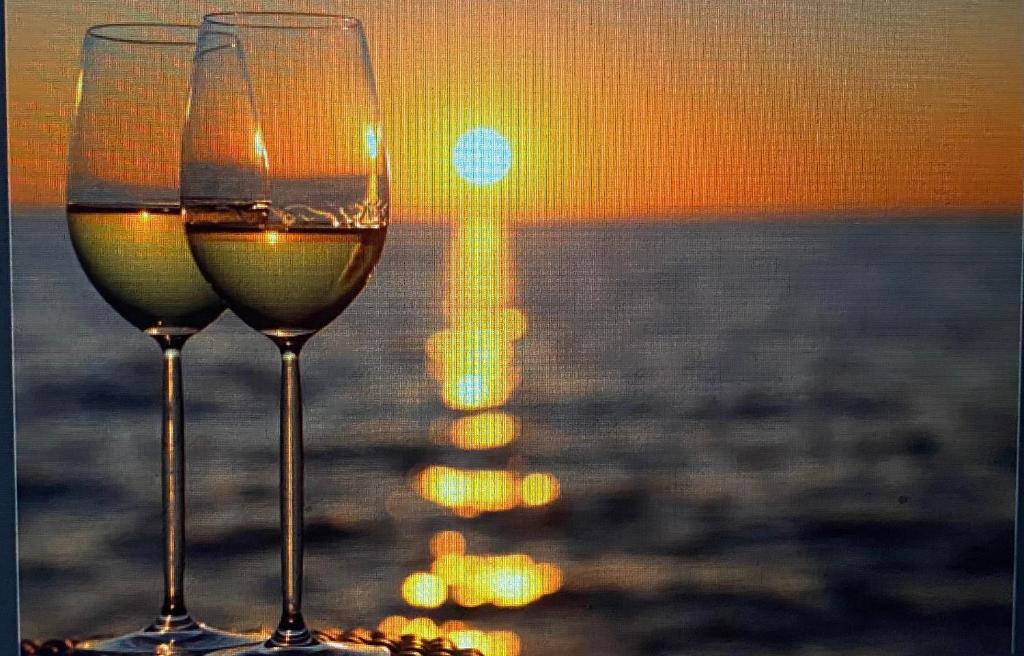 - deux verres de vin au coucher du soleil en arrière-plan dans l'établissement Espectacular departamento de Lujo, al frente del mar, à Coquimbo