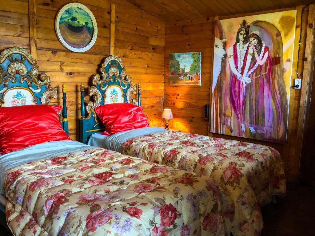 een slaapkamer met 2 bedden en een schilderij aan de muur bij casa India in Alicante