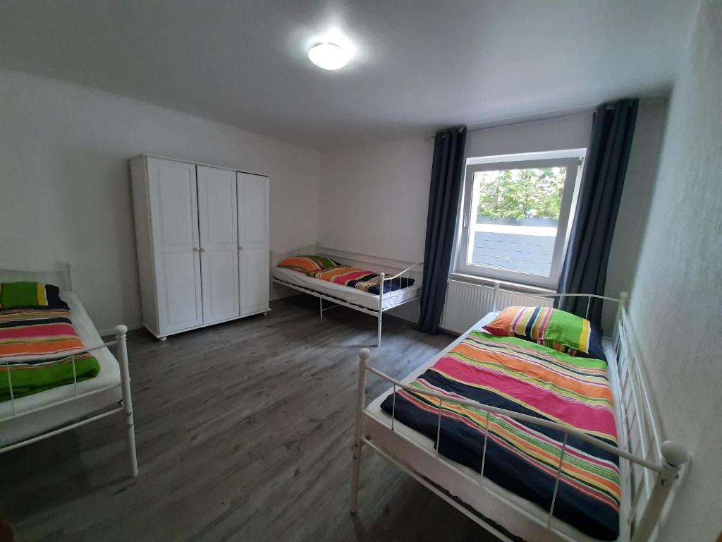 a room with two bunk beds and a window at Ferienwohnung Wendischbrome in Jübar