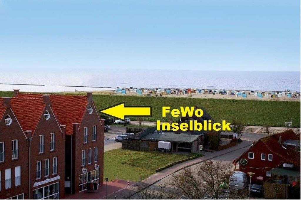 un letrero amarillo que dice fyno instelicked en Ferienwohnung Inselblick Norddeich mit Meerblick en Norden