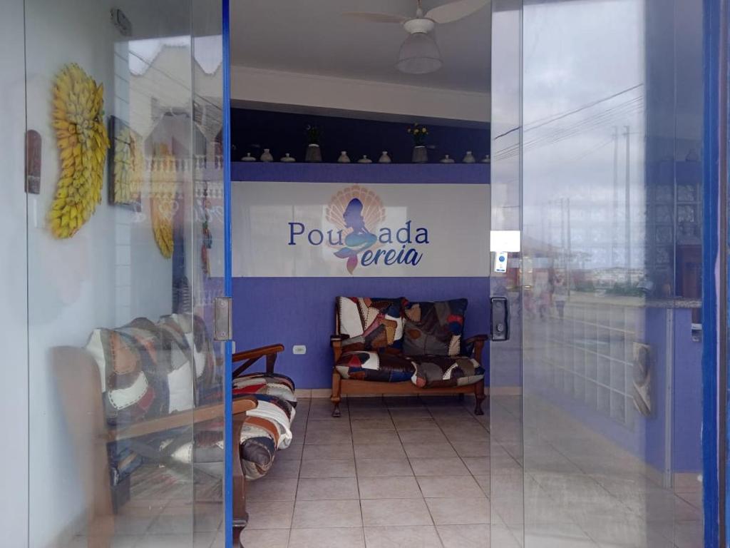 a store with a sign on the door of a room at Pousada Sereia Jofisa in Itanhaém