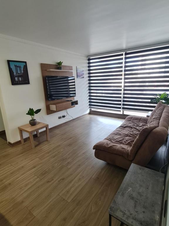 a living room with a couch and a table at Apartamento Los Andes in Los Andes