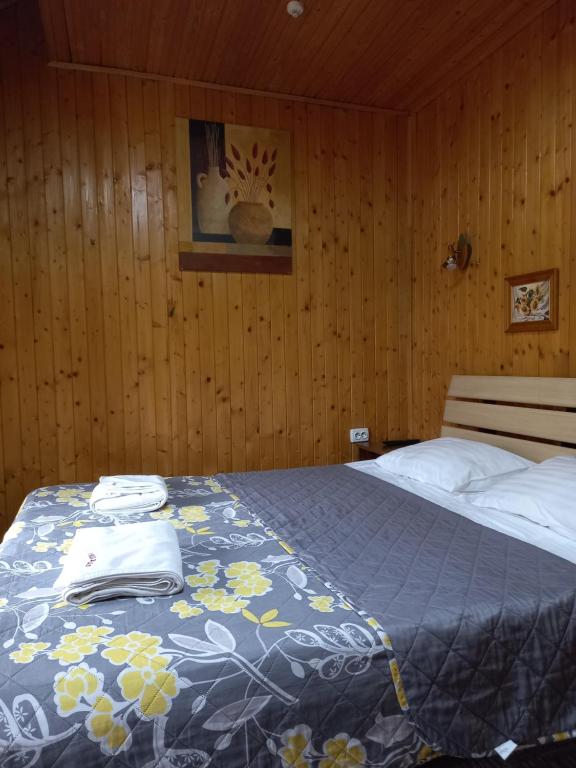 Postel nebo postele na pokoji v ubytování Urochyshe Vyshnya