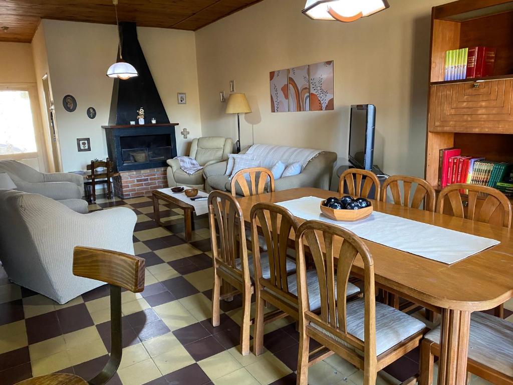 cocina y sala de estar con mesa y sillas en “Nelly’s House” Excelente Ubicación y Confort en Carmelo