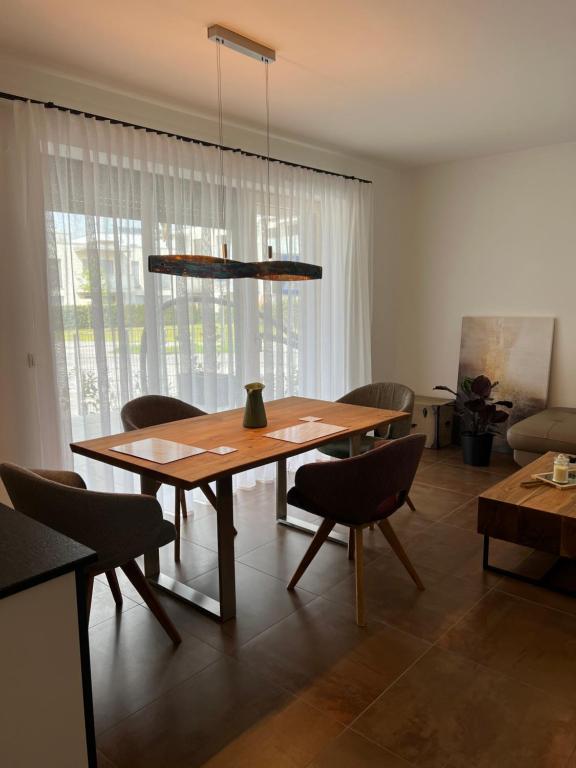 a dining room with a wooden table and chairs at Graz, Citytrip, Städtereise, Style-Apartment Loft 35 in Graz