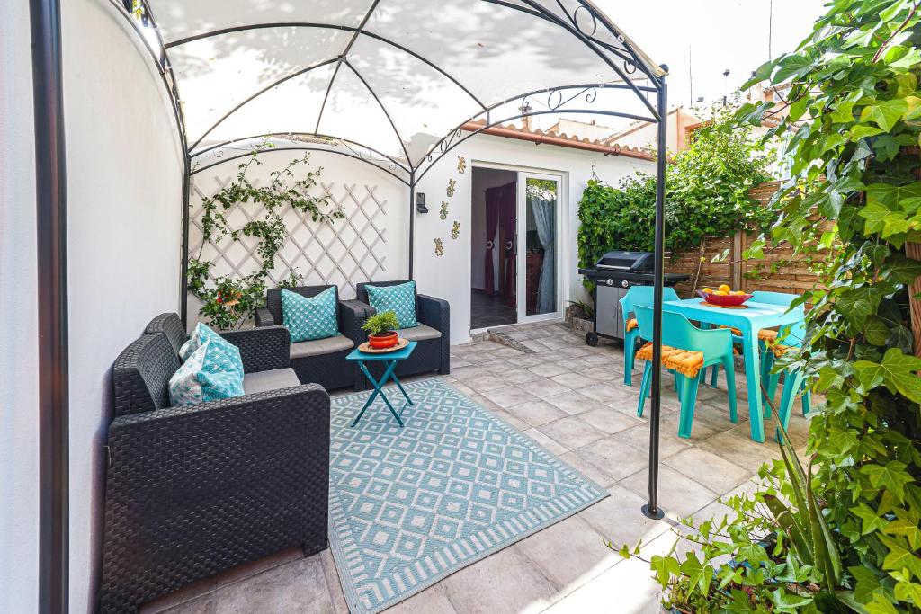 een patio met een blauwe tafel en stoelen bij Luxury 2 Bedroom Self Catering Apartment in Pinoso
