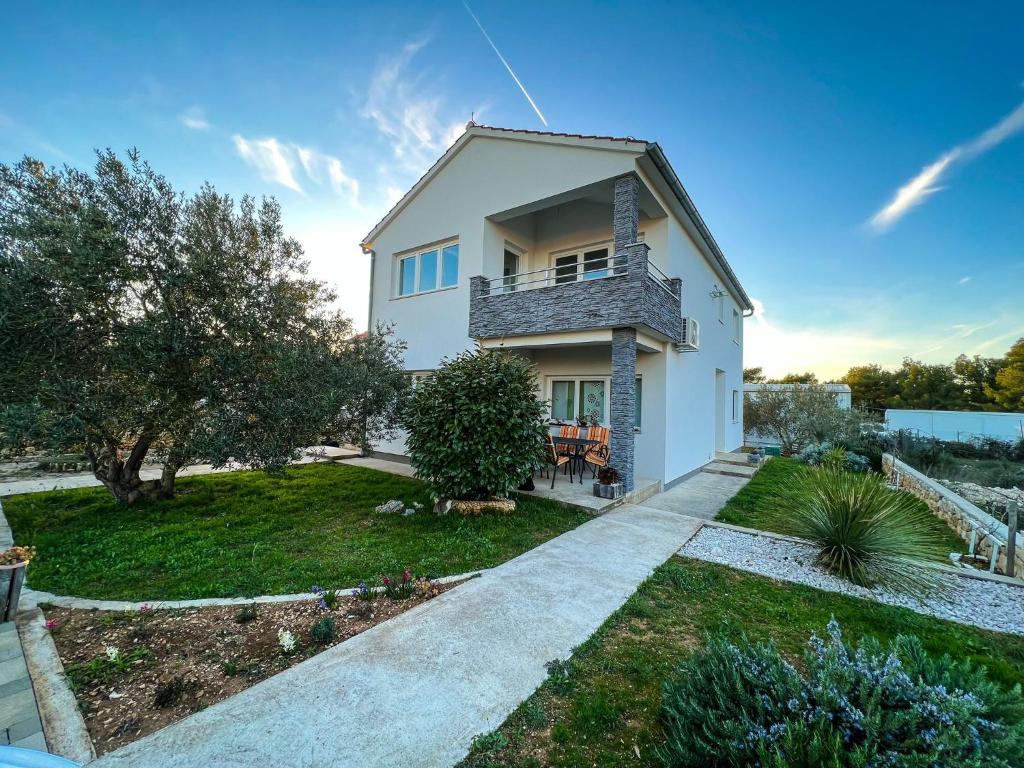 Casa bianca con balcone e cortile di MaMio a Šibenik