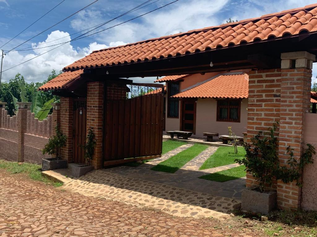 una pequeña casa de ladrillo con puerta de madera en Cabaña Ensueño, en Mazamitla