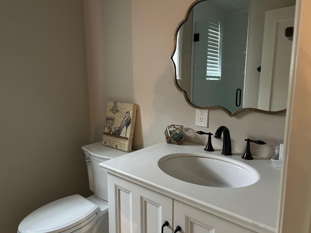 Historic Cleveland Heights Carriage House!, Cleveland Heights Updated