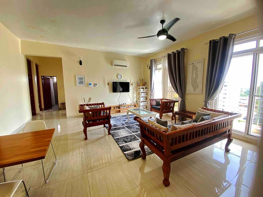 sala de estar con sofá y mesa en Mbweni Raffia Apartment en Kiembi Samaki