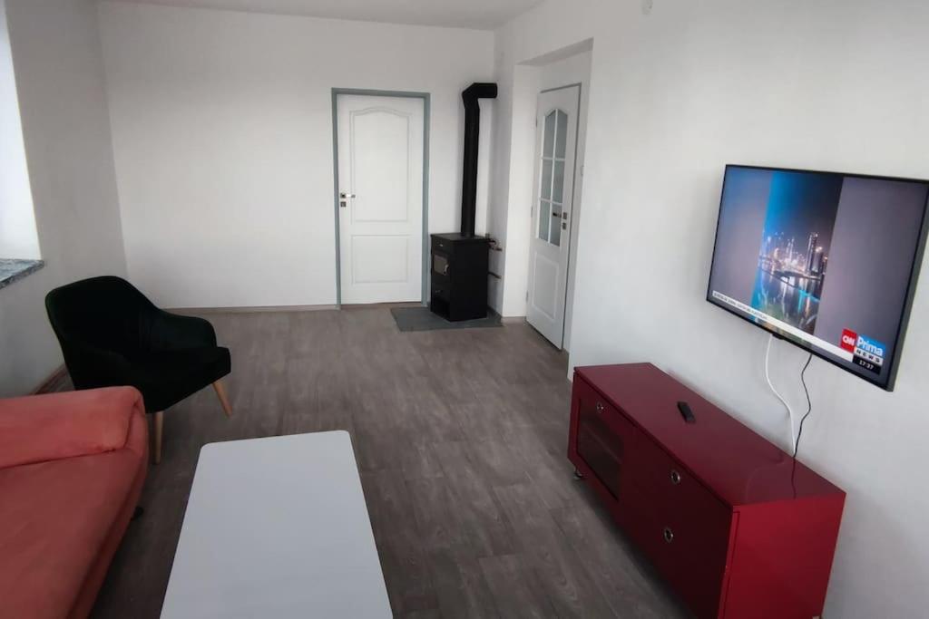 TV a/nebo společenská místnost v ubytování Nebřehovická, Strakonice.
