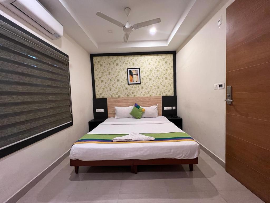 Ένα ή περισσότερα κρεβάτια σε δωμάτιο στο CMK GULMOHAR SUITS