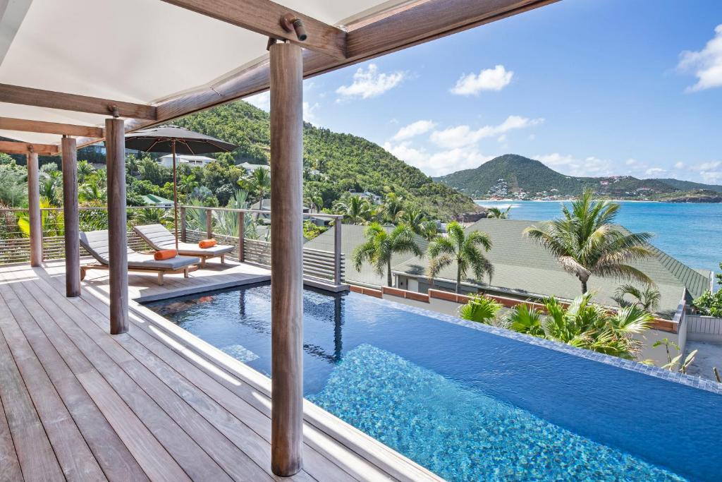 - une piscine à débordement sur la terrasse d'une villa dans l'établissement Hotel Christopher Saint Barth, à Gustavia