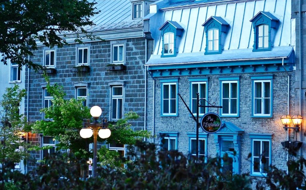 魁北克市的住宿－奧特伊瑪諾莊園酒店，一座大型砖砌建筑,前面有标志
