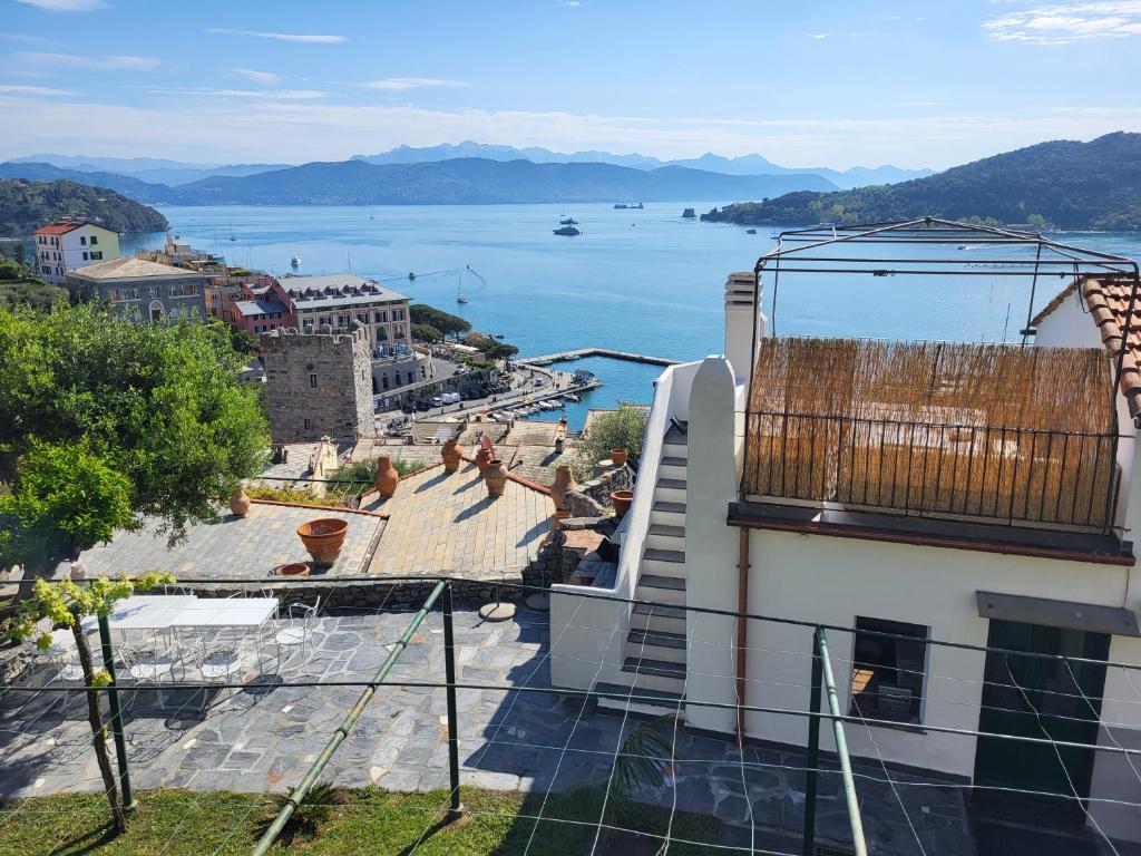 balkon budynku z widokiem na wodę w obiekcie La BouganVilla w mieście Portovenere