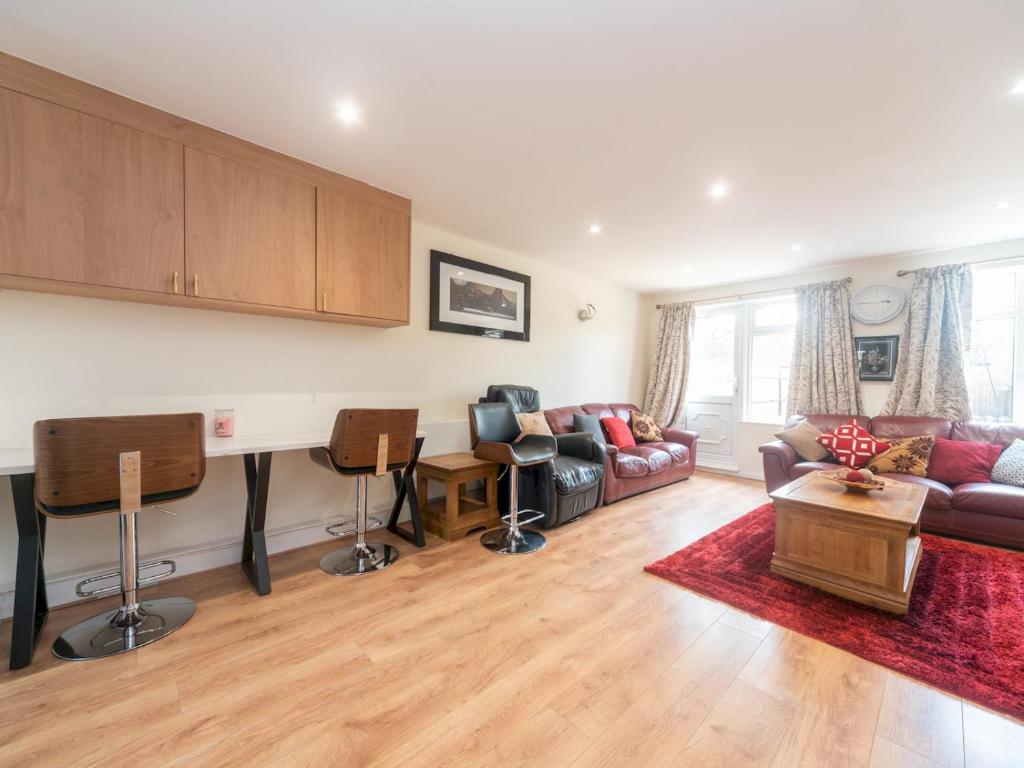 ein Wohnzimmer mit einem Sofa und einem Tisch in der Unterkunft Pass the Keys Spacious Cosy Home Close To London Abbey Wood in London