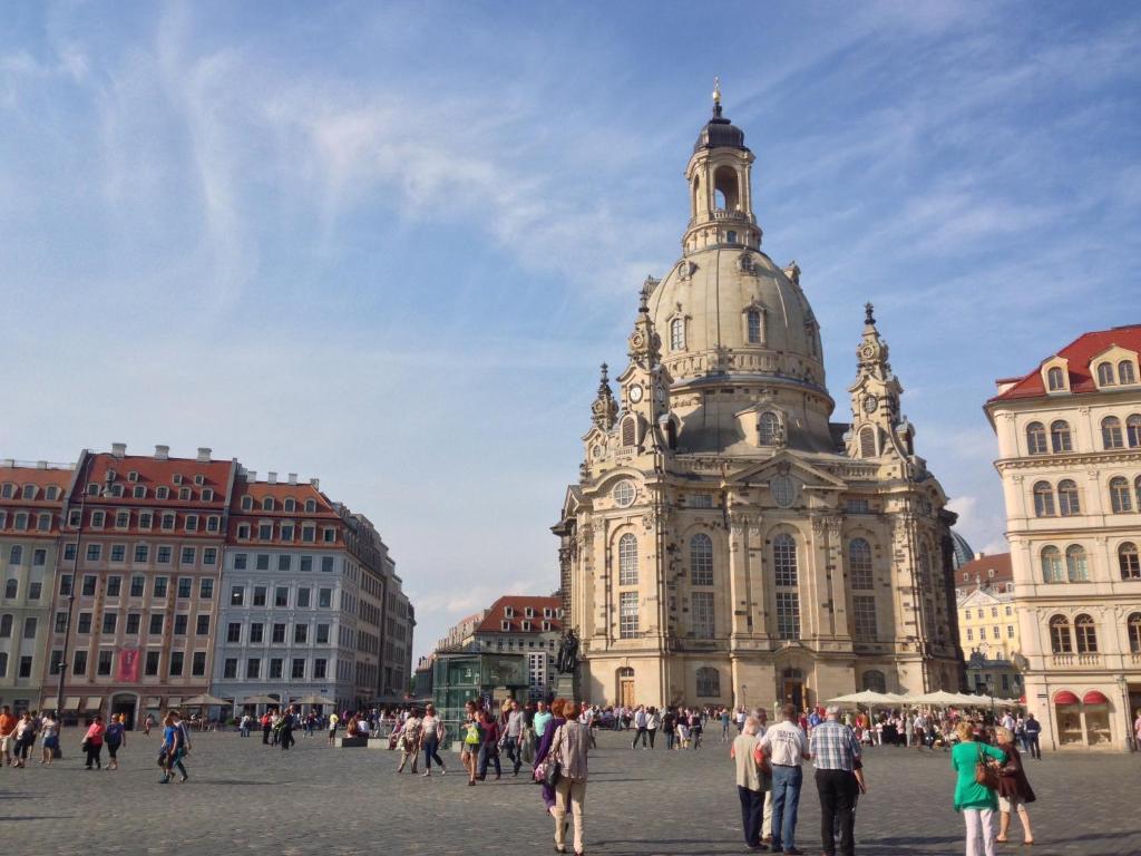 un grupo de personas de pie en frente de un edificio en FeWo am Zwinger, en Dresden