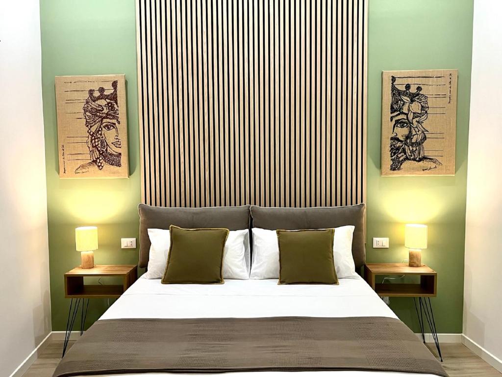 Sikelia Apartment Centro - SELF CHECK-IN في باليرمو: غرفة نوم بسرير كبير مع مواقف ليلتين