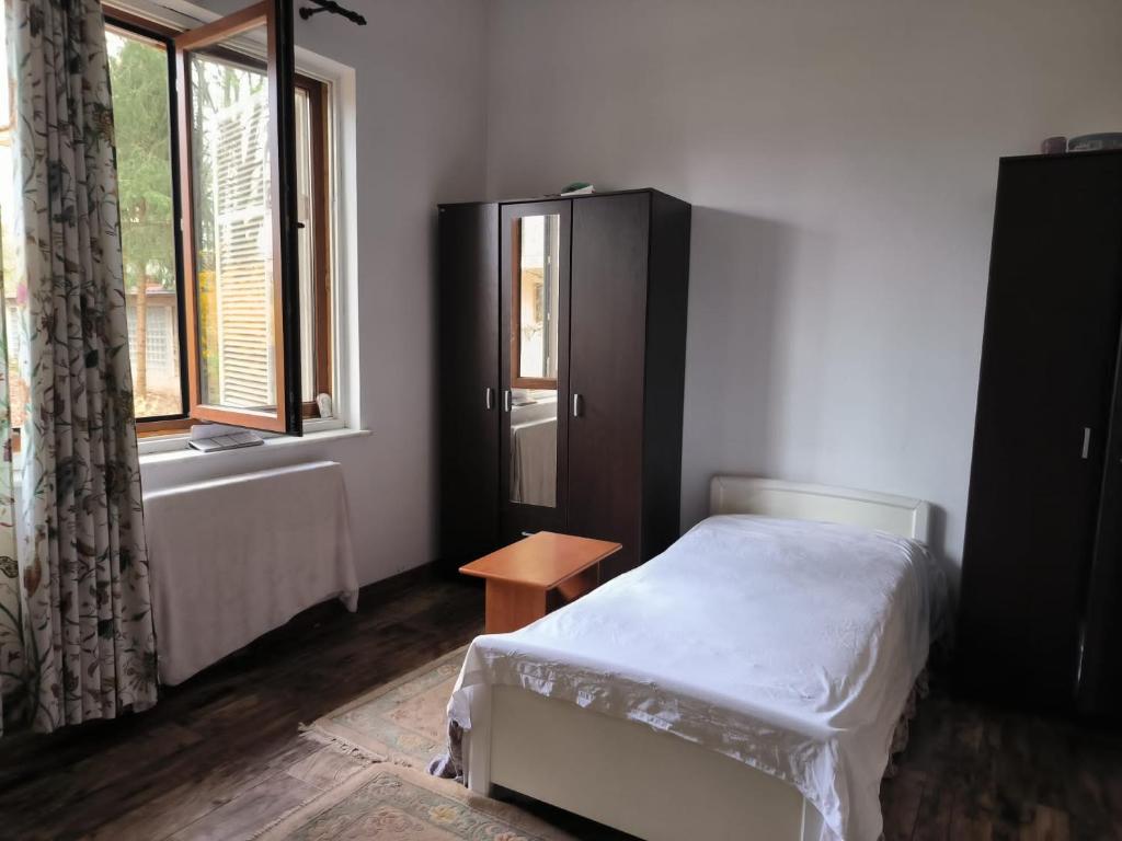 - une chambre avec un lit, une armoire et une fenêtre dans l'établissement Unique Villa pe malul lacului Snagov, à Turbaţi