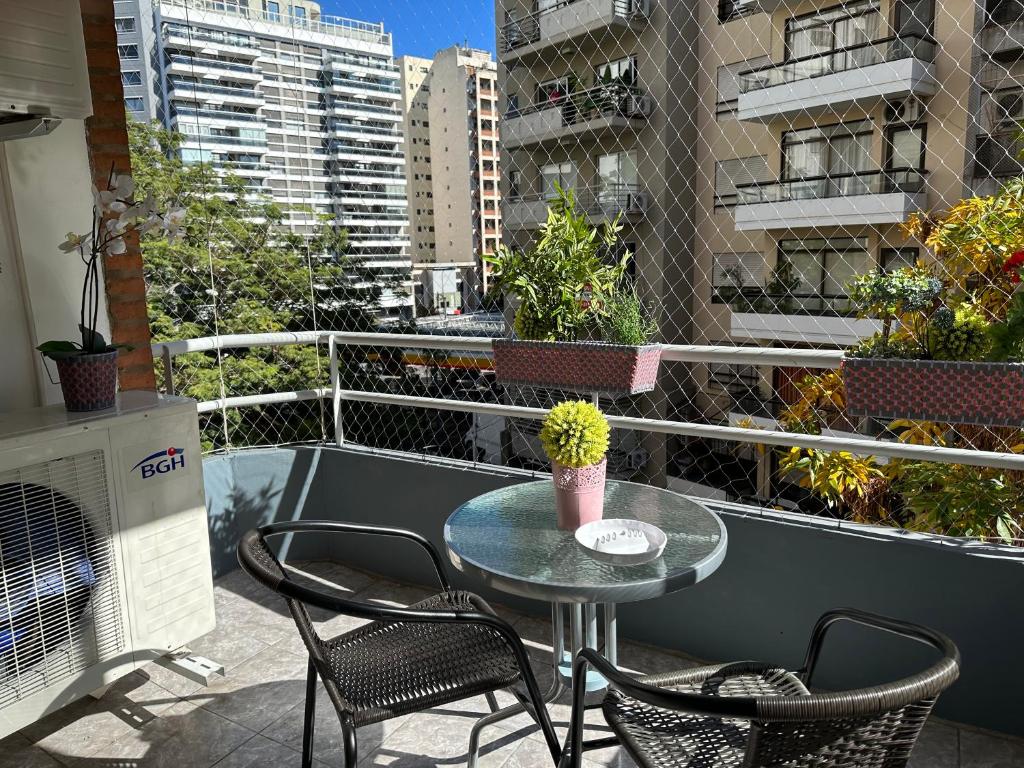 - Balcón con mesa pequeña y sillas en Apartamento Semipiso en la mejor zona de Belgrano todo al frente con parking privado y a metros del Subway 2 habitaciones Parrrilla Solarium Cocina amplia Lavadero y mobiliario todo a nuevo en Buenos Aires