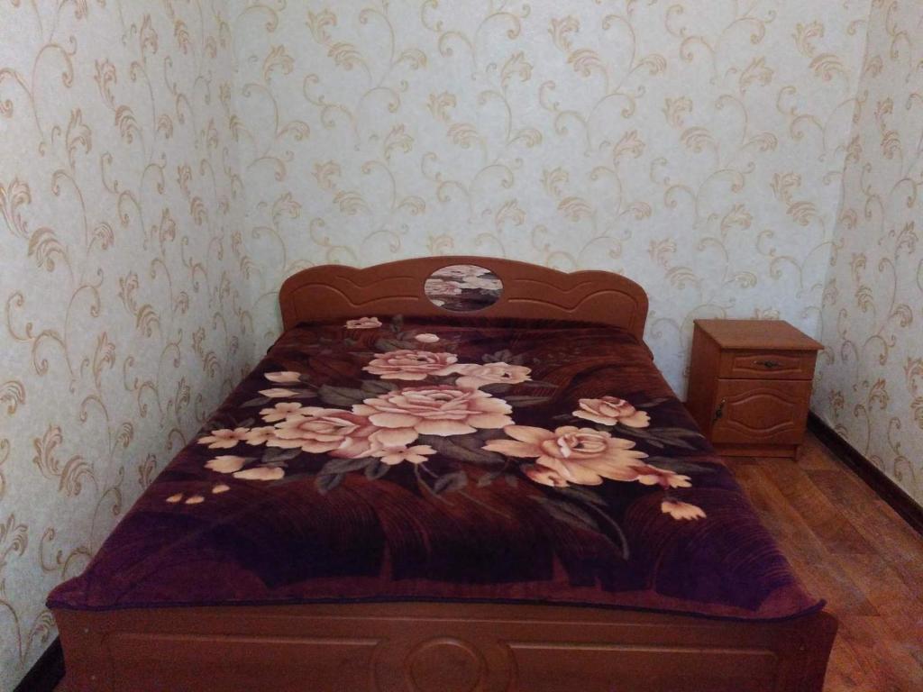 Un dormitorio con una cama con flores. en Apartment 28,Myru Avenue, en Izmaíl
