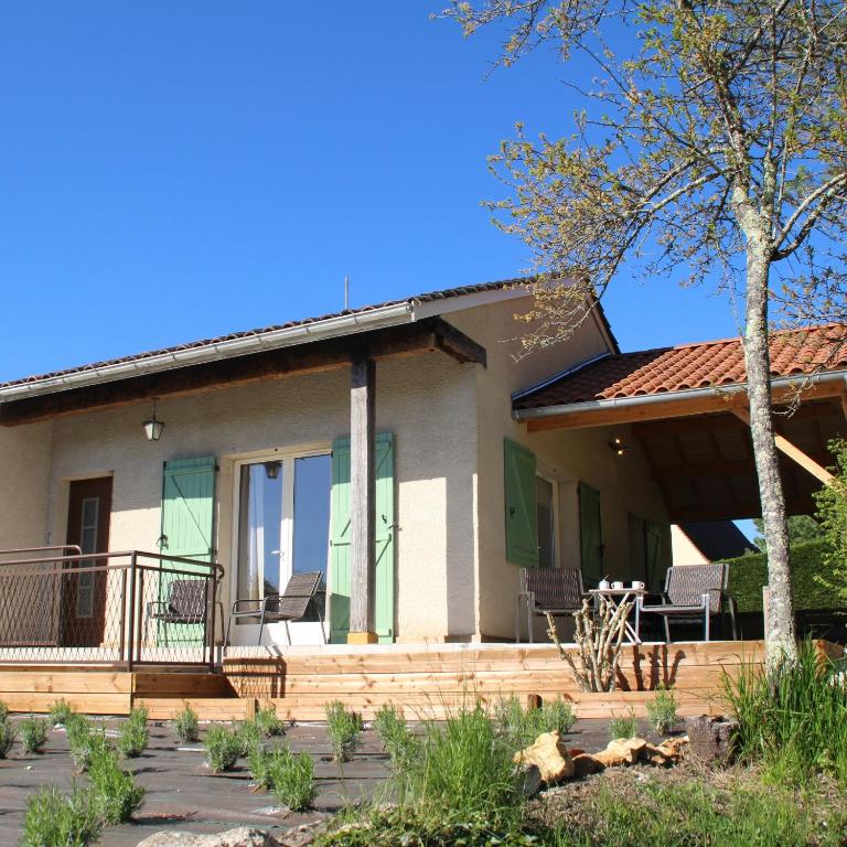 une maison entourée d'une terrasse couverte dans l'établissement Excellent Sarlat, à Sarlat-la-Canéda