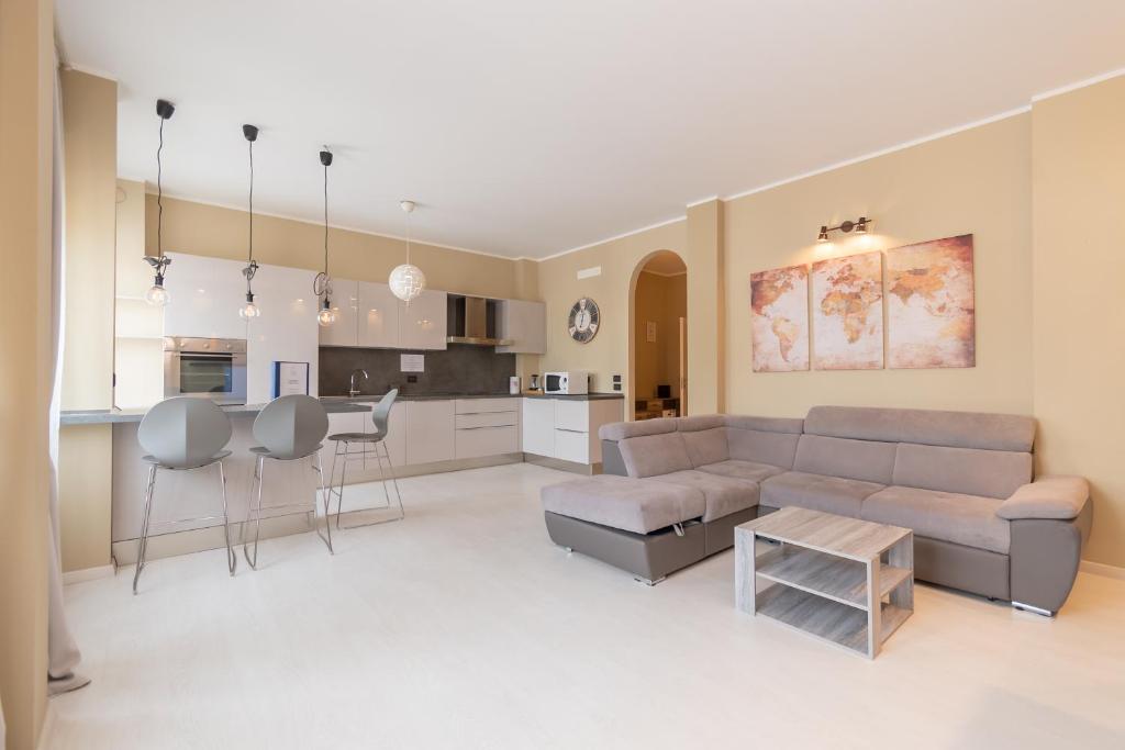 uma ampla sala de estar com um sofá e uma cozinha em Appartamento Ospedale Civile 5 - F&L Apartment em Brescia