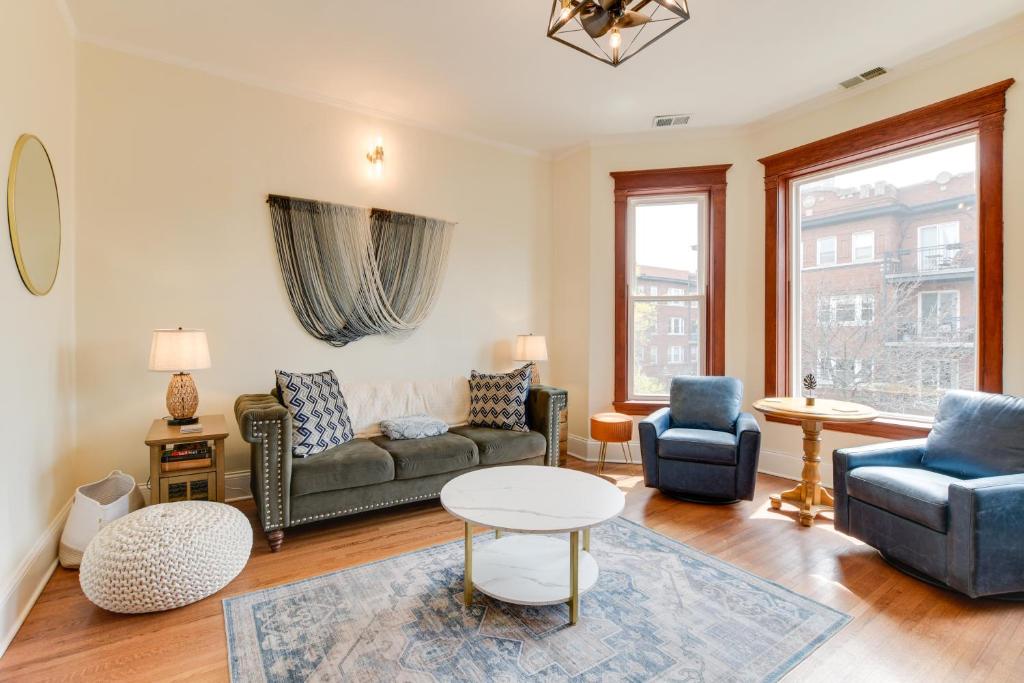 een woonkamer met een bank, stoelen en een tafel bij Chic Chicago Apartment about 1 Mi to Wrigley Field! in Chicago
