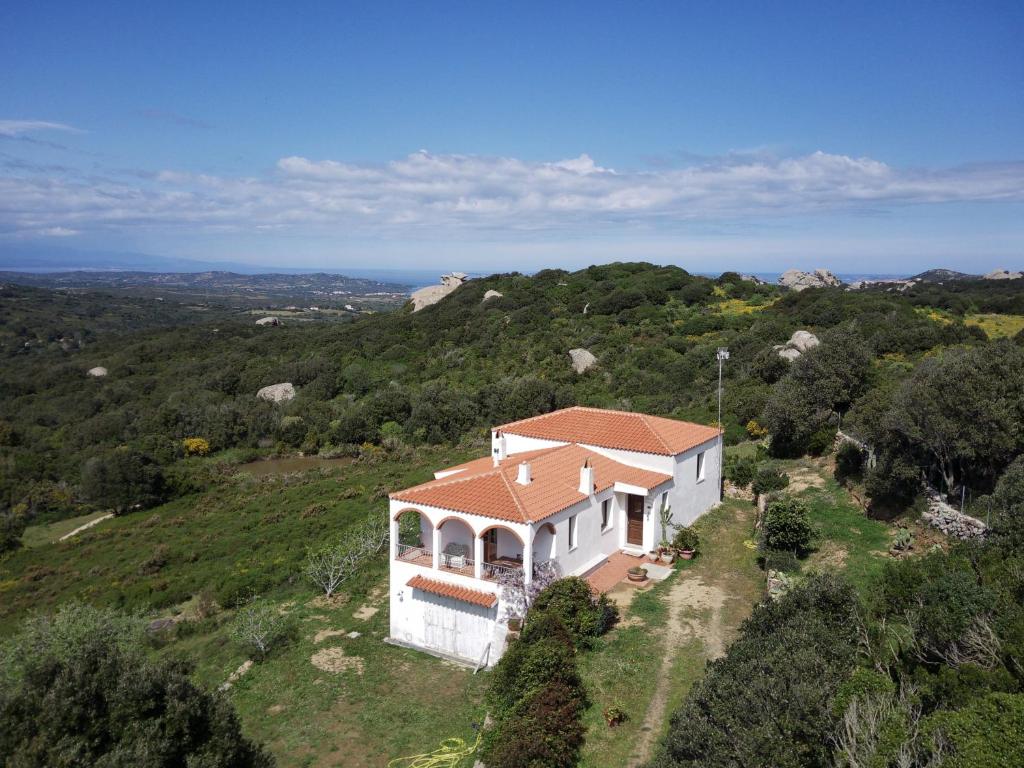 uma vista aérea de uma casa numa colina em Country house lu sambignu em San Pasquale