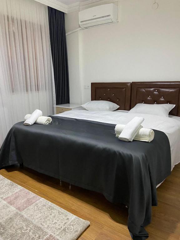 Postel nebo postele na pokoji v ubytování CARMELIC SUIT & CAR RENTAL