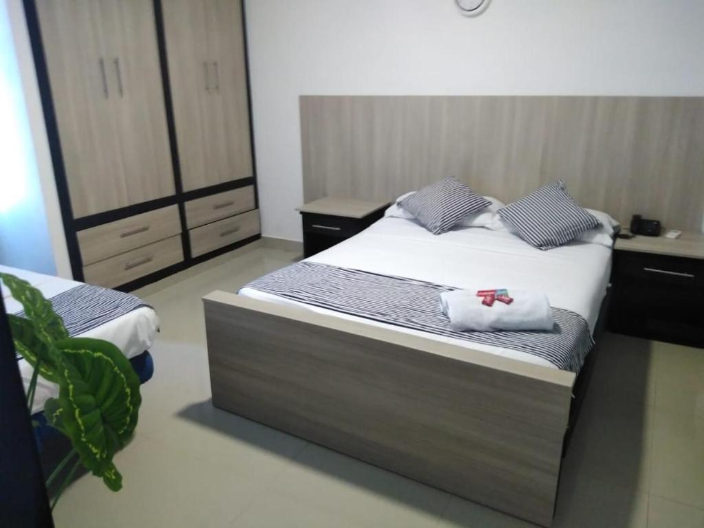 um quarto com uma cama com toalhas em Hermoso Apartamento Frente a la playa piso 17 Conquistador, el Laguito em Cartagena das Índias