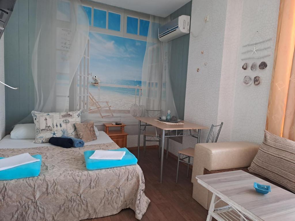 um quarto com uma cama e vista para o oceano em Morska Zvezda Guest house em Pomorie