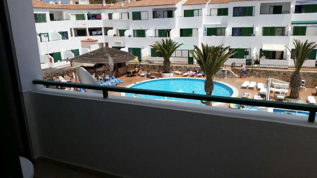 - une vue sur la piscine depuis le balcon de l'hôtel dans l'établissement Antomax Apartment in Costa del Silencio - WI FI, à Costa del Silencio