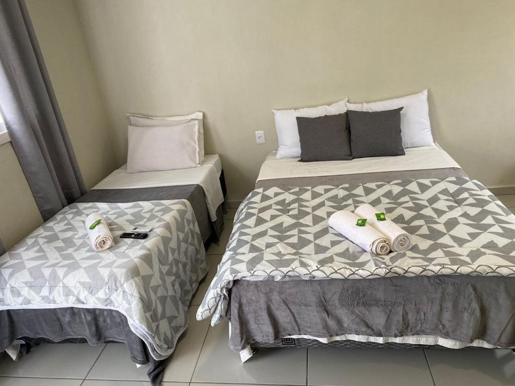 duas camas sentadas uma ao lado da outra num quarto em Hospedagem Pierina em Gramado
