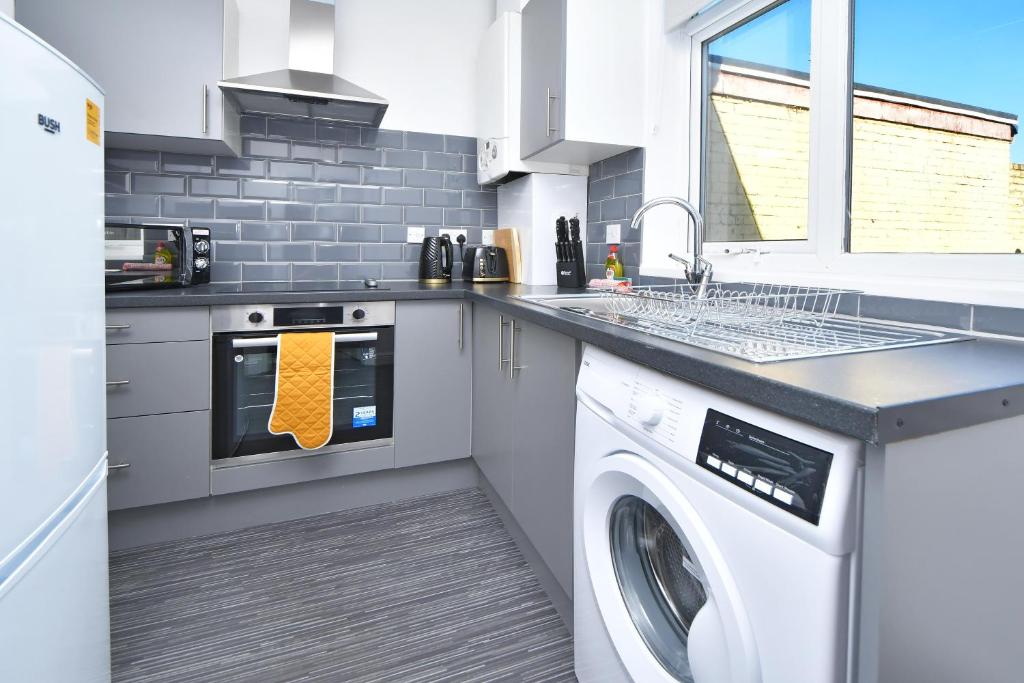 Lily House by YourStays - Cosy 3 Bedroom House in Crewe - Huis Met Drie Slaapkamers