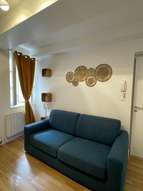 - un canapé bleu dans le salon dans l'établissement Joli studio Avignon intra-muros, à Avignon