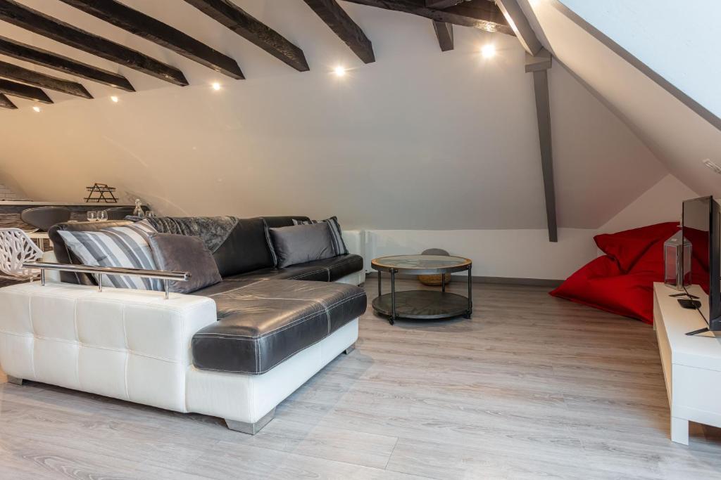 ein Wohnzimmer mit einem weißen Sofa und einem Tisch in der Unterkunft - L&#39;Observatoire - Vue - Centre- Atypique in Rodez