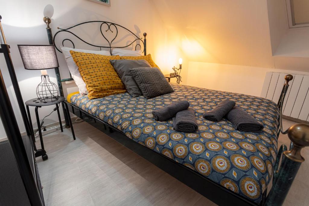 Ein Bett oder Betten in einem Zimmer der Unterkunft - L&#39;Observatoire - Vue - Centre- Atypique