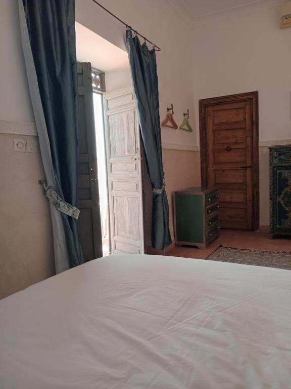 Postel nebo postele na pokoji v ubytování Riad le Jardin de Mina