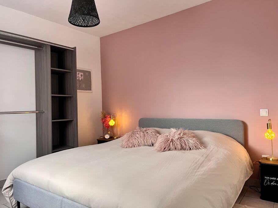 - une chambre avec un lit et 2 oreillers dans l'établissement La Romance, à Fressenneville