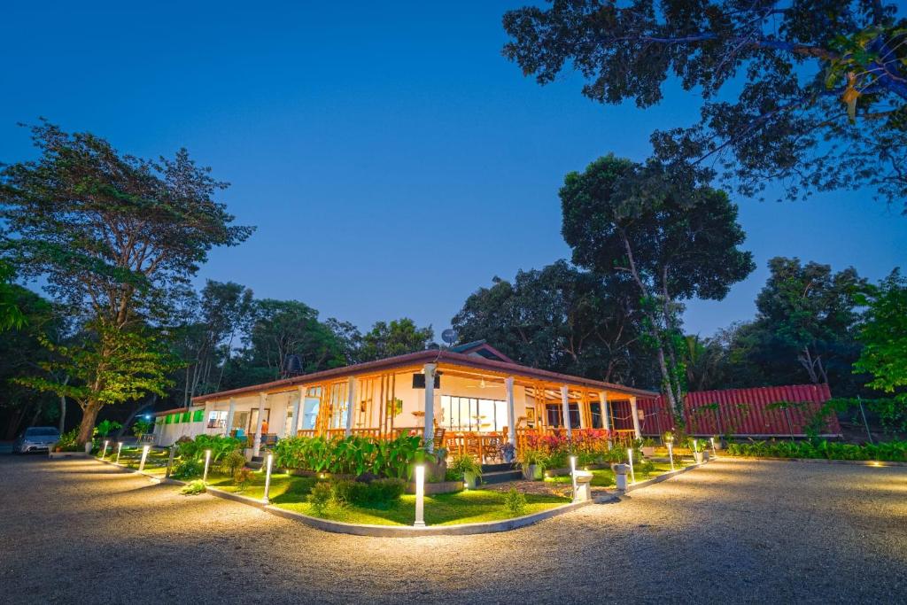 ein Gebäude mit Lichtern in der Nacht davor in der Unterkunft The Kanit Sigiriya in Inamaluwa