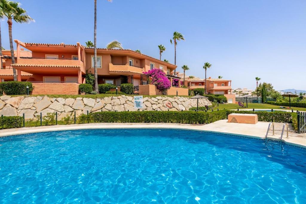 duży basen przed domem w obiekcie Luxury three bedroom apartment at Estepona w mieście Estepona